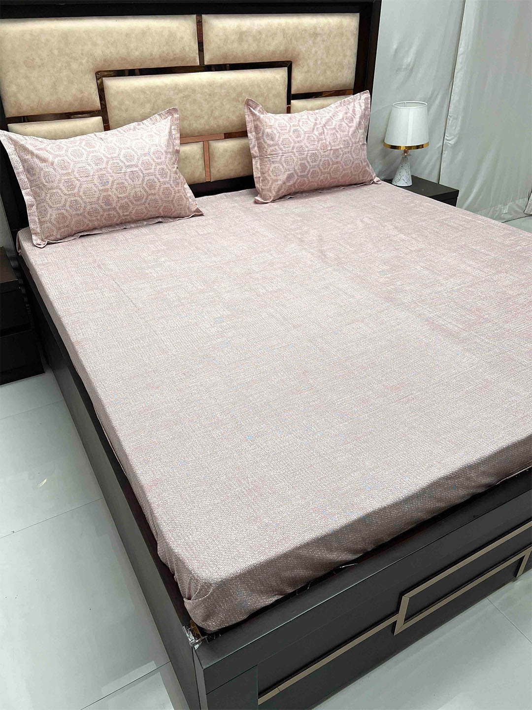 Pure Decor lifestyle Brown Geometric Flat Cotton 400 TC King Bedsheet & 2 Pillow Covers
Pure Decor lifestyle Brown Geometric Flat Cotton 400 TC King Bedsheet & 2 Pillow Covers