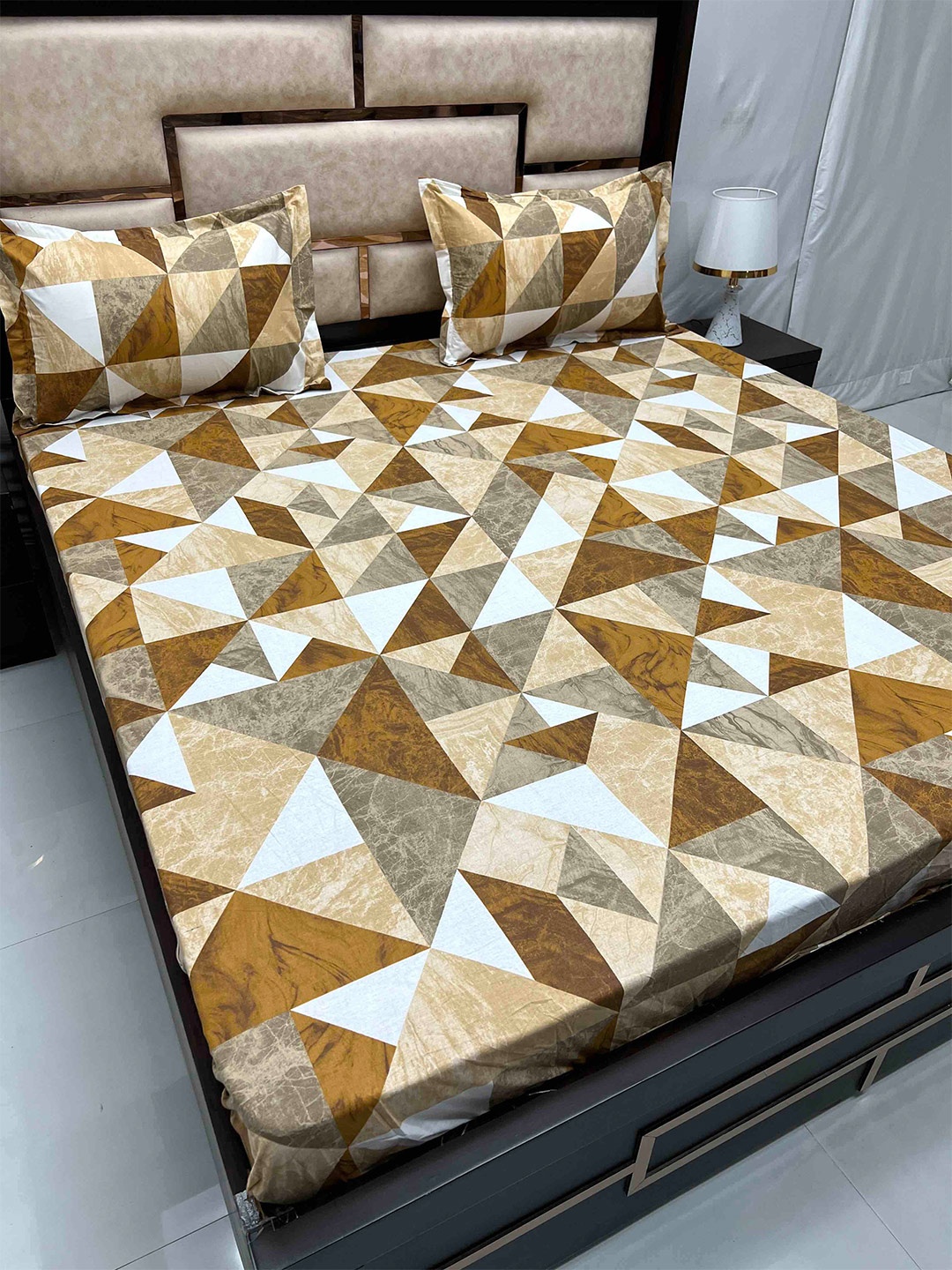 Pure Decor Sapphire Brown Geometric Fitted Cotton 240TC King Bedsheet &2 Pillow Cover
Pure Decor Sapphire Brown Geometric Fitted Cotton 240TC King Bedsheet &2 Pillow Cover