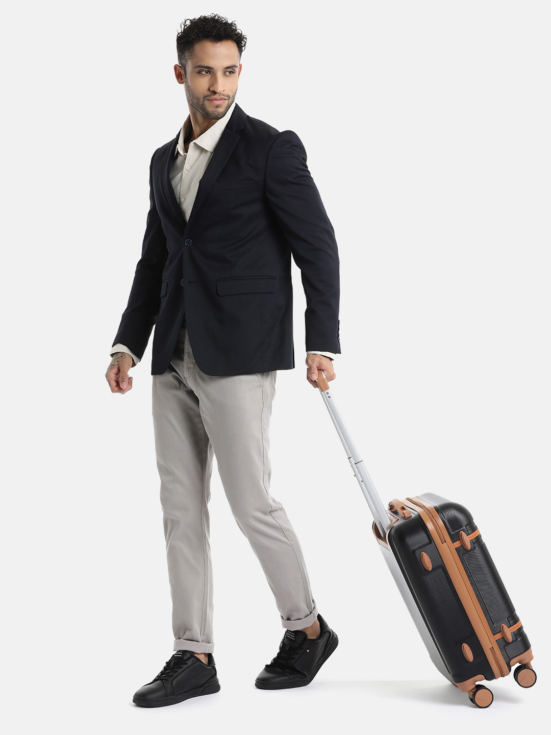 Teakwood Leathers USA 360 Degree Rotation Hard Cabin-Sized Trolley Bag 32.2L, Black
Teakwood Leathers USA 360 Degree Rotation Hard Cabin-Sized Trolley Bag 32.2L, Black