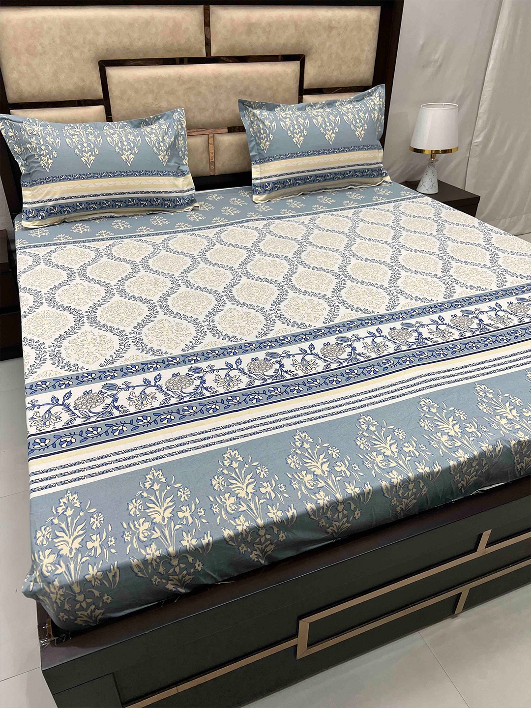 Pure Decor Sapphire Blue & White Cotton 230 TC Fitted King Bedsheet with 2 Pillow Covers
Pure Decor Sapphire Blue & White Cotton 230 TC Fitted King Bedsheet with 2 Pillow Covers