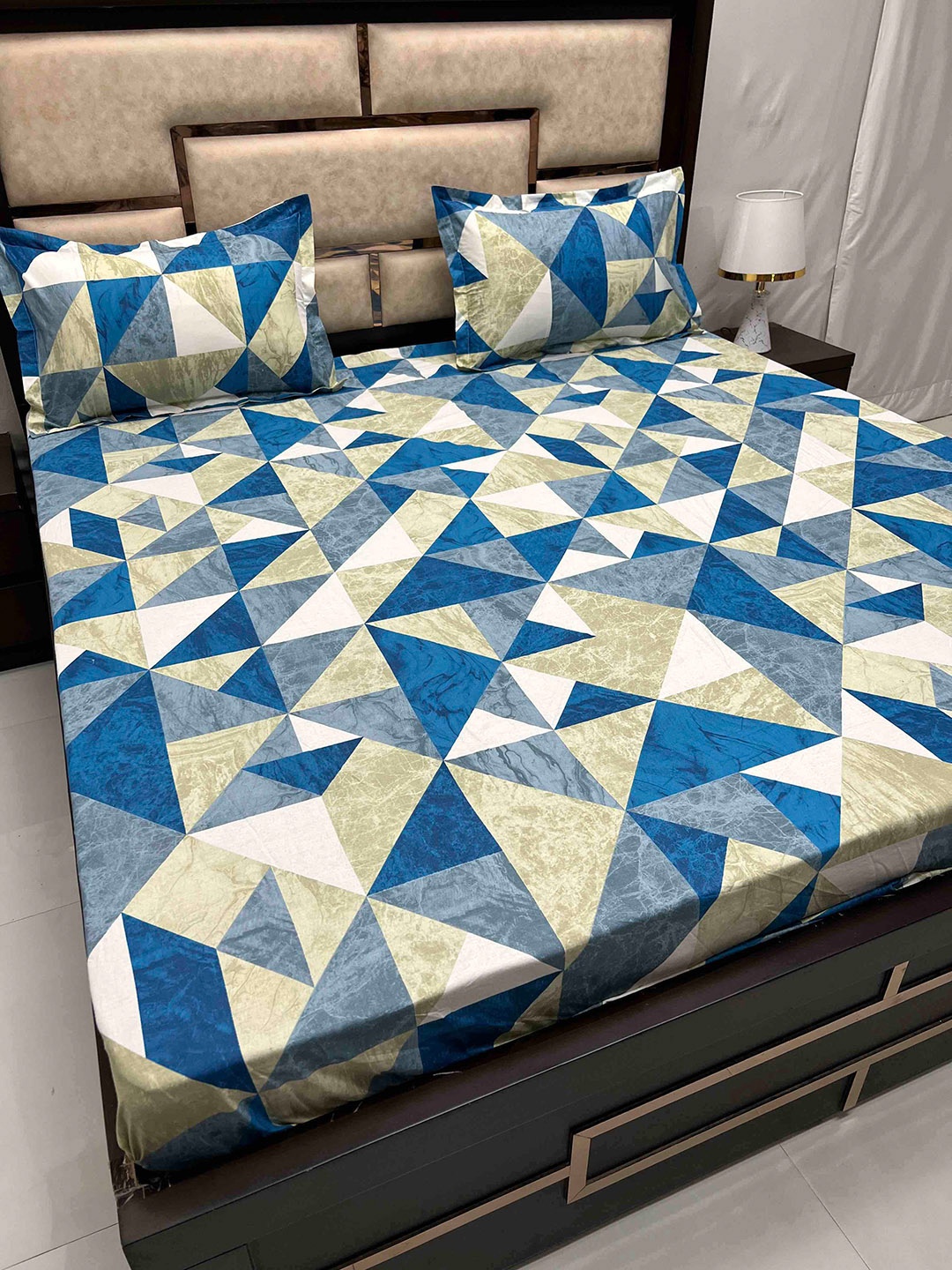 Pure Decor Sapphire Blue Pure Cotton 230 TC Super King Fitted Bedsheet & 2 Pillow Covers
Pure Decor Sapphire Blue Pure Cotton 230 TC Super King Fitted Bedsheet & 2 Pillow Covers