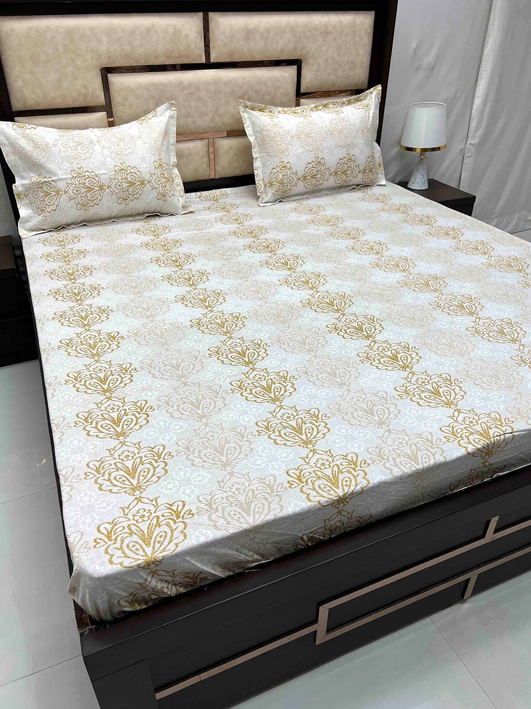Pure Decor White & Yellow Pure Cotton 230 TC Super King Fitted Bedsheet & 2 Pillow Covers
Pure Decor White & Yellow Pure Cotton 230 TC Super King Fitted Bedsheet & 2 Pillow Covers