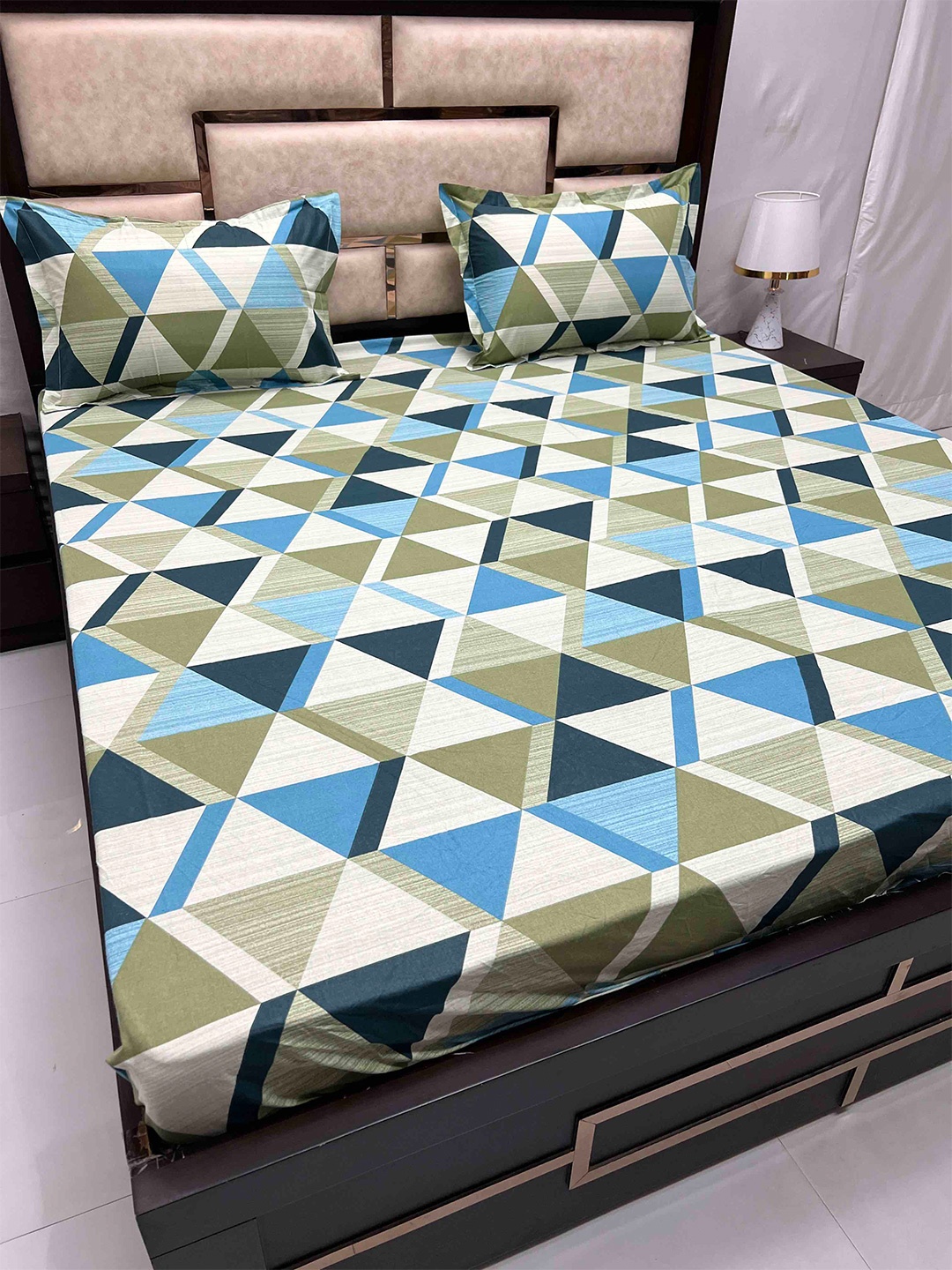 Pure Decor Sapphire Blue Geometric Cotton 230 TC Fitted King Bedsheet with 2 Pillow Covers
Pure Decor Sapphire Blue Geometric Cotton 230 TC Fitted King Bedsheet with 2 Pillow Covers