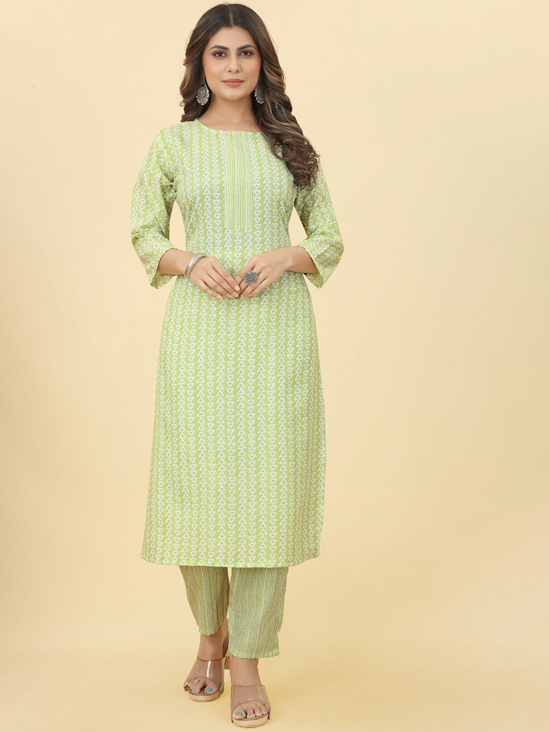 POSHAAK BY RADHEE MANGUKIYA Geometric Printed Round Neck Straight Kurta With Trousers, Lime green
POSHAAK BY RADHEE MANGUKIYA Geometric Printed Round Neck Straight Kurta With Trousers, Lime green