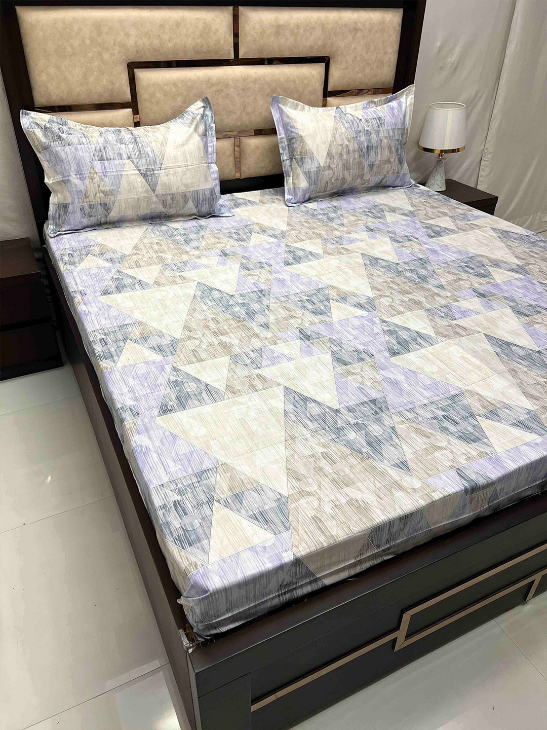 Pure Decor Blue Geometric Printed Pure Cotton Super King Bedsheet with 2 Pillow Covers
Pure Decor Blue Geometric Printed Pure Cotton Super King Bedsheet with 2 Pillow Covers