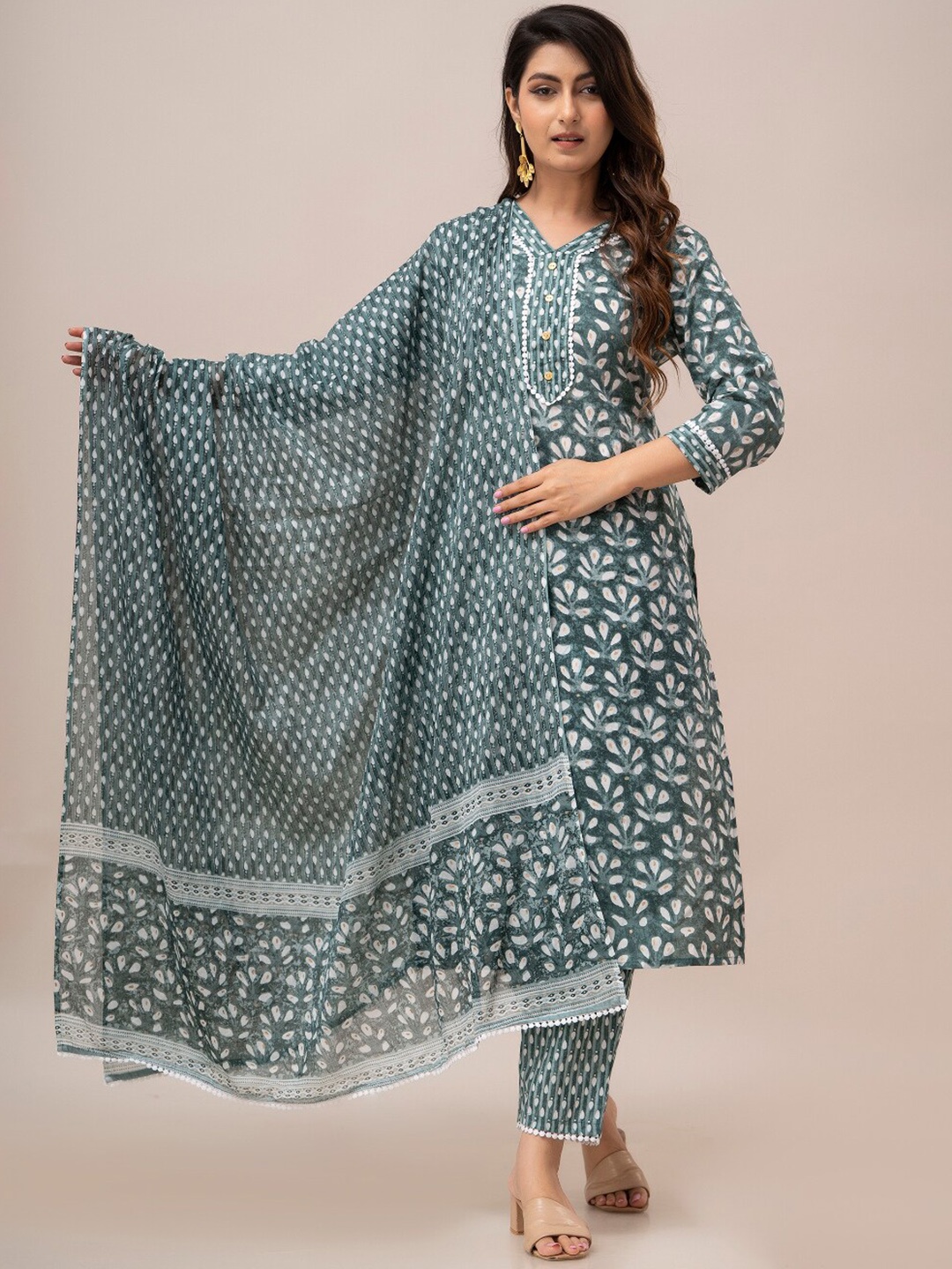 FrionKandy Floral Printed V-Neck Regular Pure Cotton Kurta With Trousers & Dupatta, Grey
FrionKandy Floral Printed V-Neck Regular Pure Cotton Kurta With Trousers & Dupatta, Grey