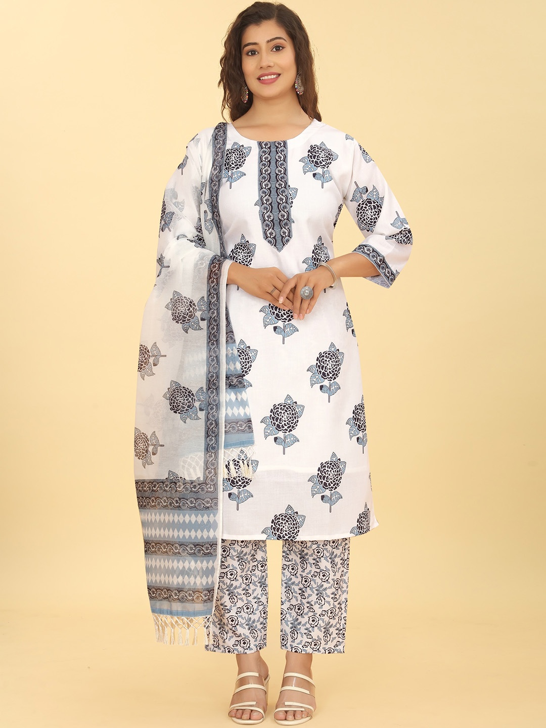 Punrwa Floral Printed Three-Quarter Sleeve Regular Kurta With Trouser & Dupatta, White
Punrwa Floral Printed Three-Quarter Sleeve Regular Kurta With Trouser & Dupatta, White