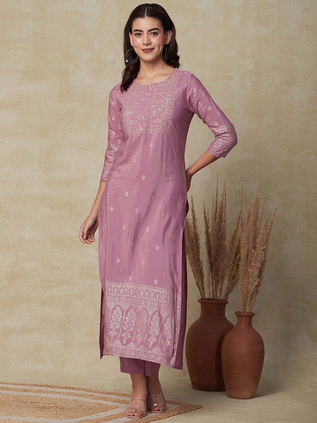 FASHOR Rose Floral Printed Three-Quarter Sleeve Zari Foil Regular Kurta With Trouser
FASHOR Rose Floral Printed Three-Quarter Sleeve Zari Foil Regular Kurta With Trouser