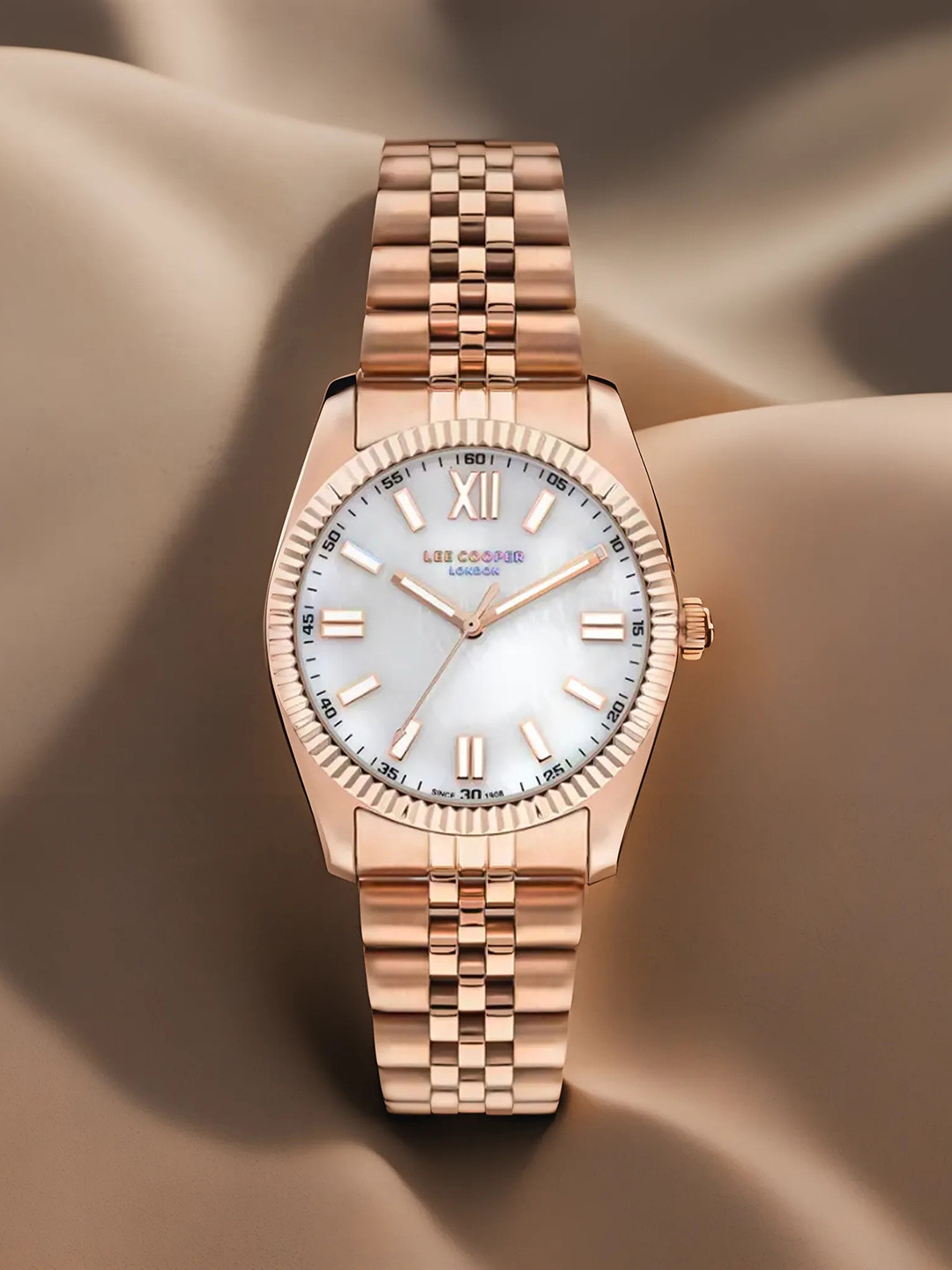 Lee Cooper Women Stainless Steel Bracelet Style Straps Analogue Watch LC07824.420, White 
Lee Cooper Women Stainless Steel Bracelet Style Straps Analogue Watch LC07824.420, White