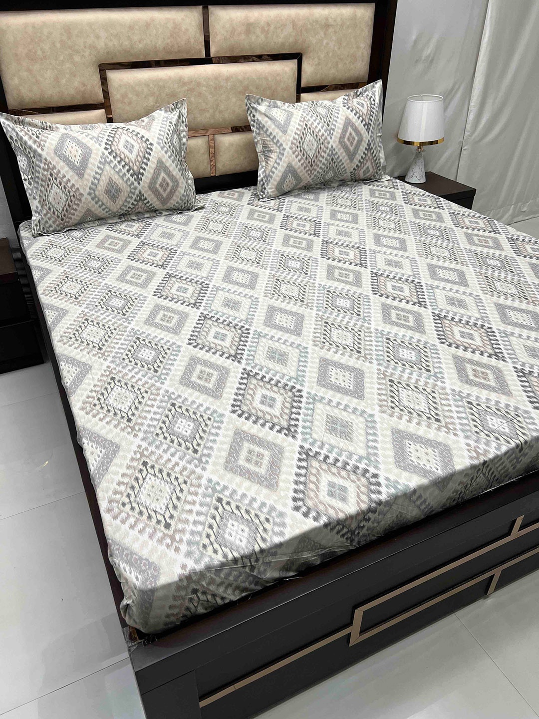 Pure Decor Gem Grey Geometric Cotton 330 TC Fitted King Bedsheet with 2 Pillow Covers
Pure Decor Gem Grey Geometric Cotton 330 TC Fitted King Bedsheet with 2 Pillow Covers