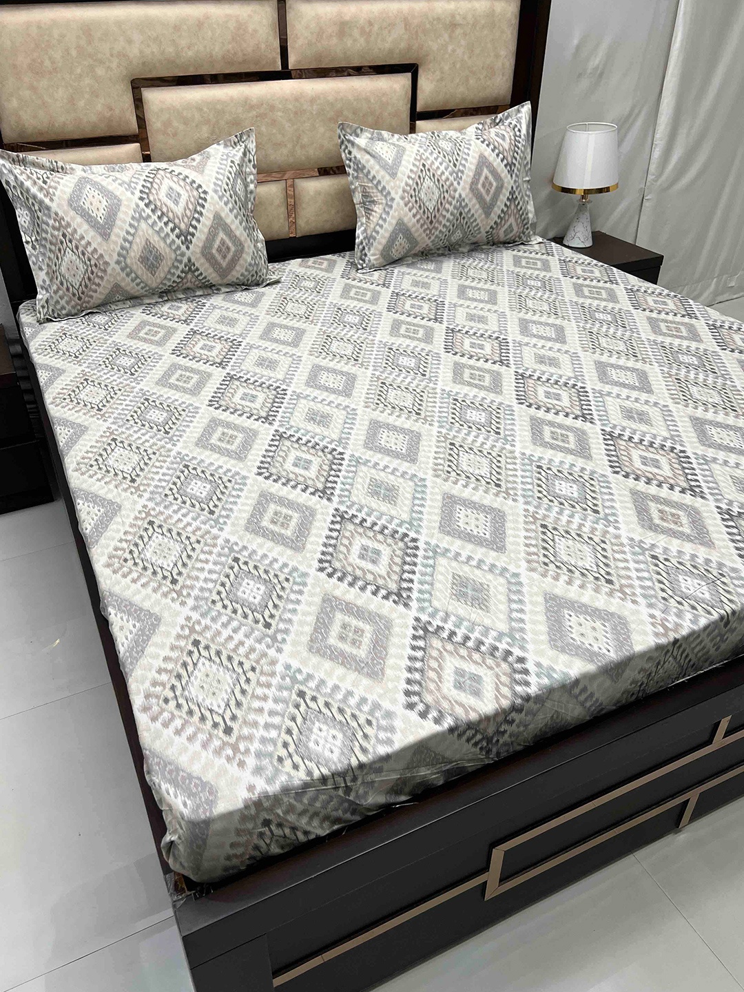 Pure Decor Royal Velar Grey Geometric Cotton 380 TC King Bedsheet With 2 Pillow Covers, White
Pure Decor Royal Velar Grey Geometric Cotton 380 TC King Bedsheet With 2 Pillow Covers, White