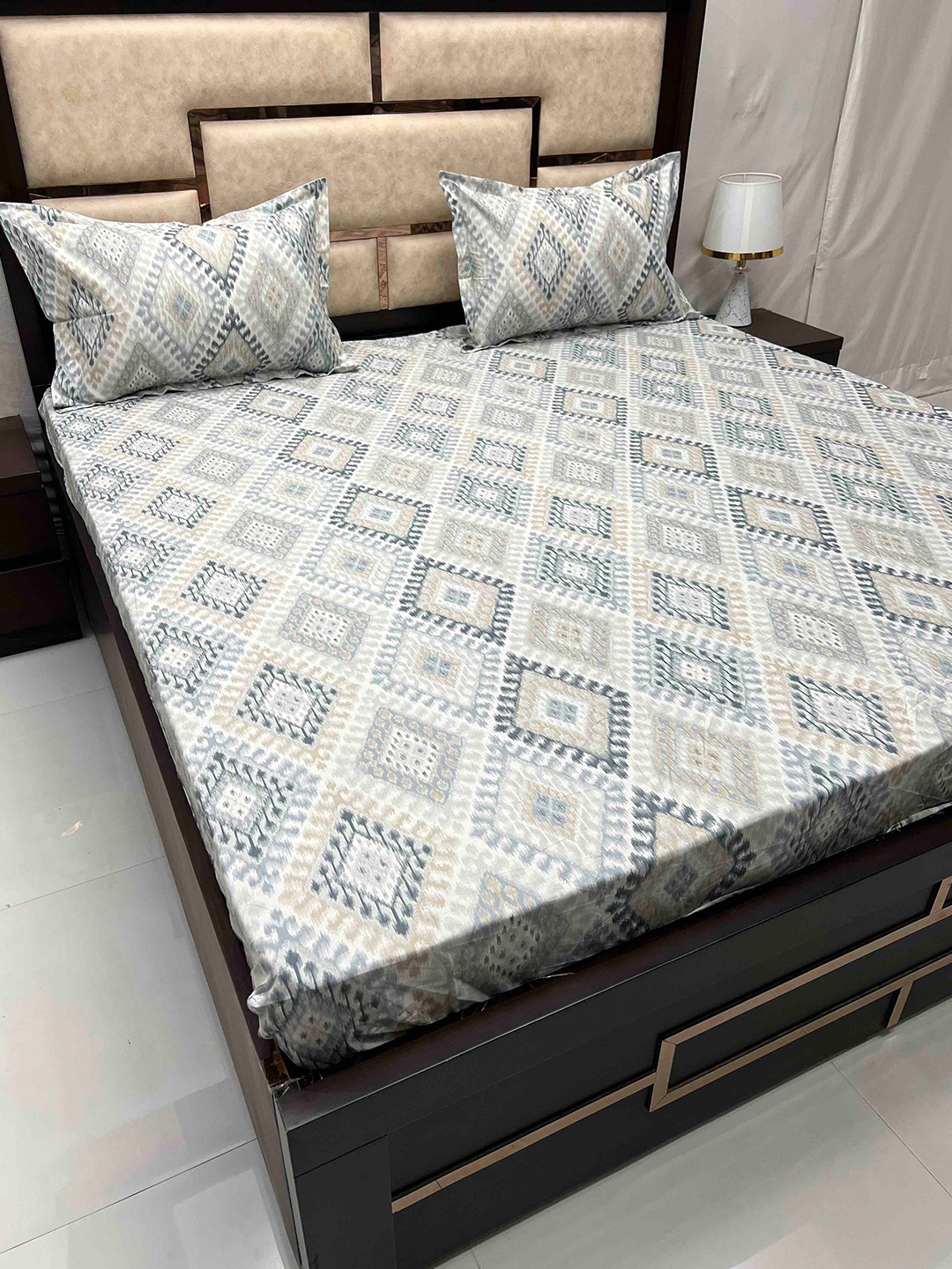 Pure Decor Royal Velar Green Geometric Cotton 380 TC King Bedsheet With 2 Pillow Covers, White
Pure Decor Royal Velar Green Geometric Cotton 380 TC King Bedsheet With 2 Pillow Covers, White