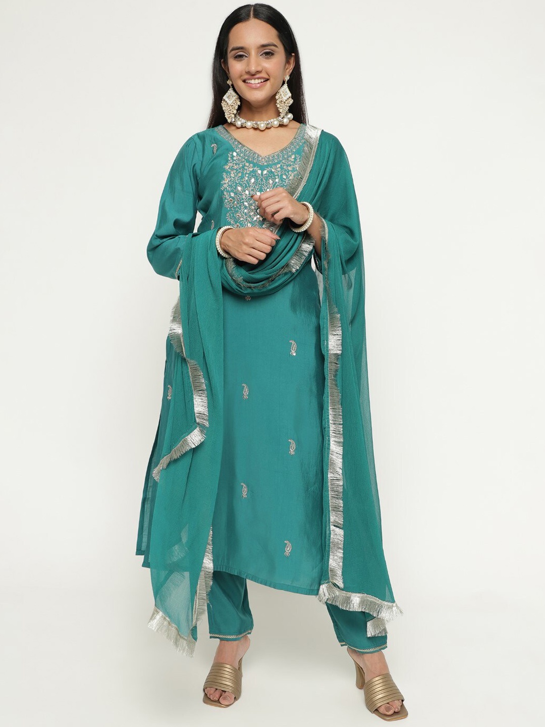 AURIELLA Ethnic Motifs Embroidered V-Neck Regular Kurta With Trousers & Dupatta, Green
AURIELLA Ethnic Motifs Embroidered V-Neck Regular Kurta With Trousers & Dupatta, Green
