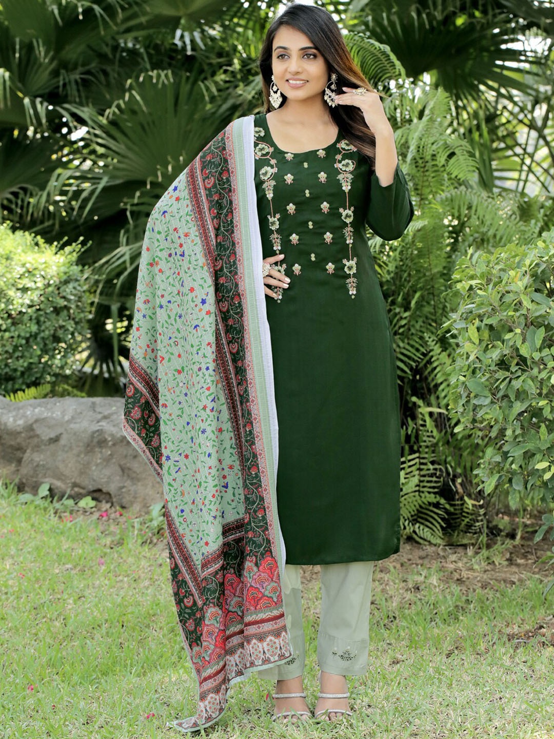 Kiana House Of Fashion Yoke Design Regular Kurta with Trousers & With Dupatta, Green
Kiana House Of Fashion Yoke Design Regular Kurta with Trousers & With Dupatta, Green