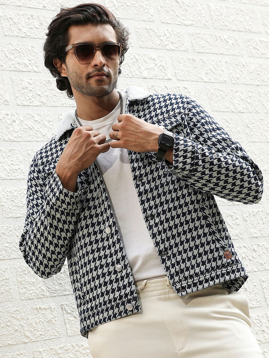 Campus Sutra Navy Blue & White Geometric Printed Windcheater Cotton Denim Jacket
Campus Sutra Navy Blue & White Geometric Printed Windcheater Cotton Denim Jacket