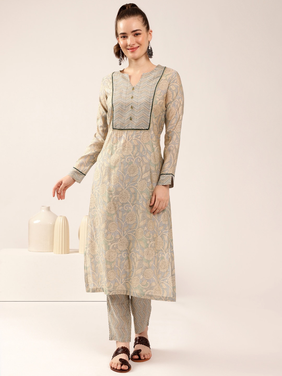 DRESOUL Floral Printed Round Notched Neck Long Sleeves Regular Kurta with Trousers, Off white
DRESOUL Floral Printed Round Notched Neck Long Sleeves Regular Kurta with Trousers, Off white