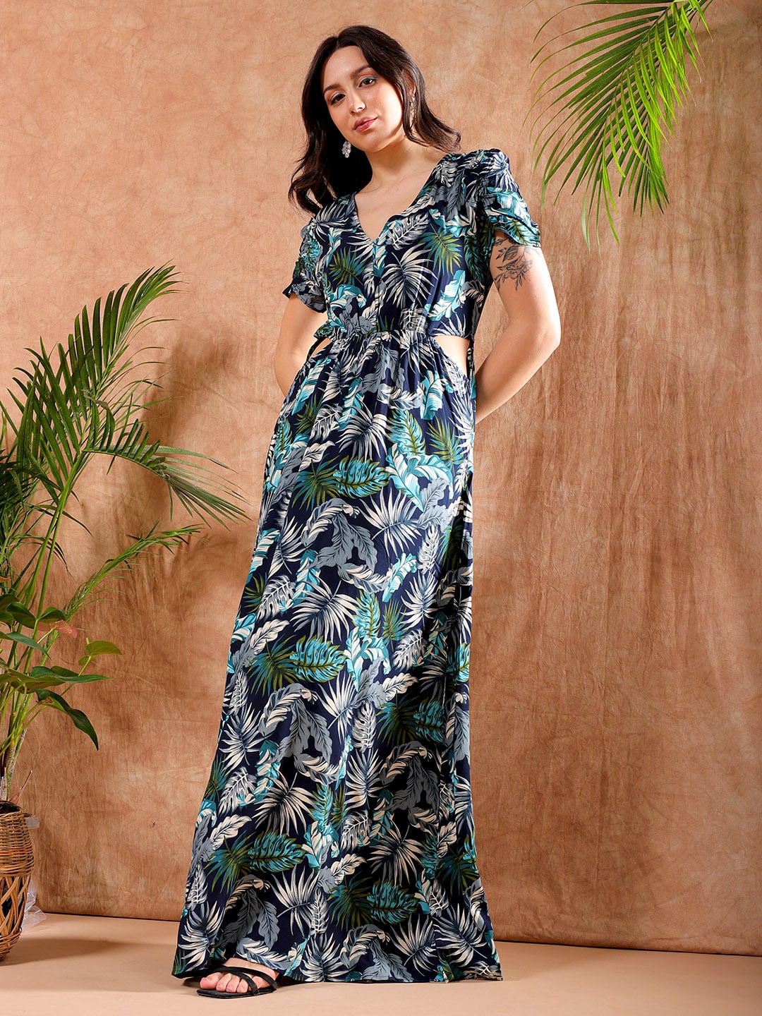 Freehand by The Indian Garage Co Black Green Floral Printed Cut-Out Detailed V-Neck Maxi Dress
Freehand by The Indian Garage Co Black Green Floral Printed Cut-Out Detailed V-Neck Maxi Dress