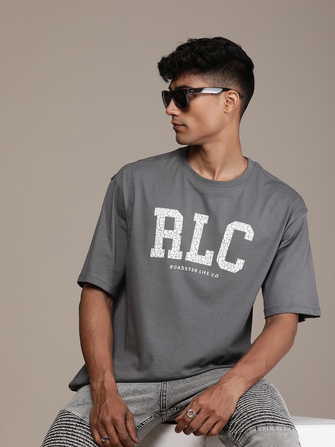 Roadster Men Typography Printed Drop-Shoulder Sleeves Pure Cotton T-shirt, Grey
Roadster Men Typography Printed Drop-Shoulder Sleeves Pure Cotton T-shirt, Grey