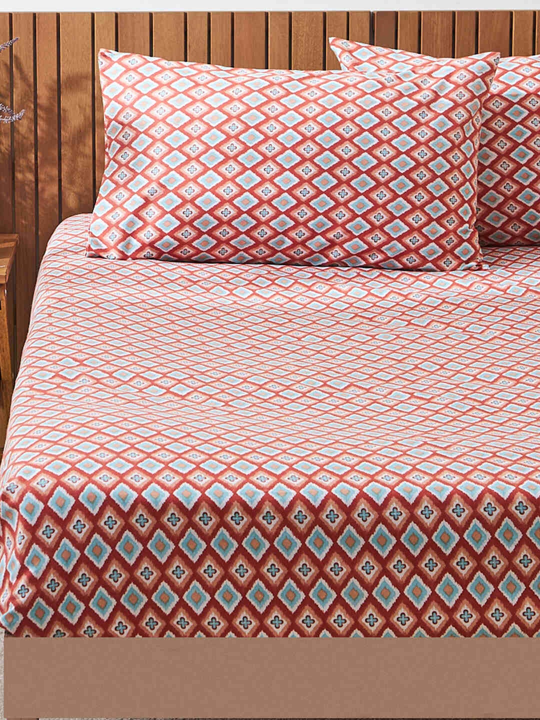 TEAL BY CHUMBAK Ikat Glow Red Floral Cotton 104 TC Queen Bedsheet with 2 Pillow Covers
TEAL BY CHUMBAK Ikat Glow Red Floral Cotton 104 TC Queen Bedsheet with 2 Pillow Covers