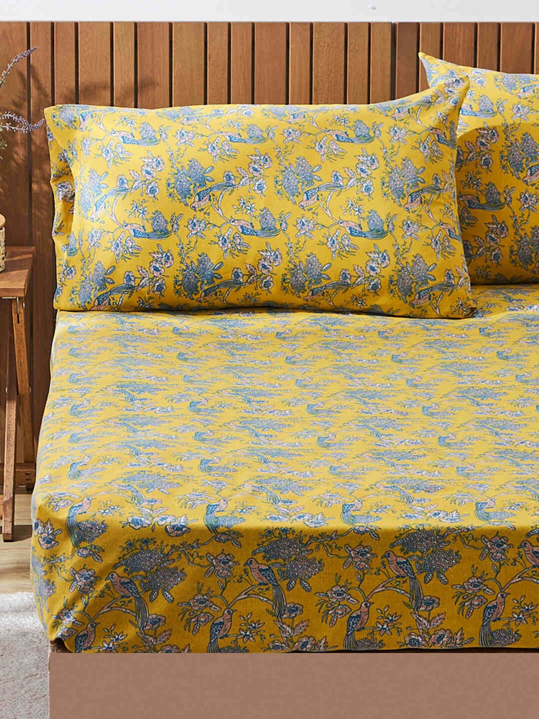 TEAL BY CHUMBAK Persian Pottery Yellow Cotton 104 TC Queen Bedsheet with 2 Pillow Covers
TEAL BY CHUMBAK Persian Pottery Yellow Cotton 104 TC Queen Bedsheet with 2 Pillow Covers