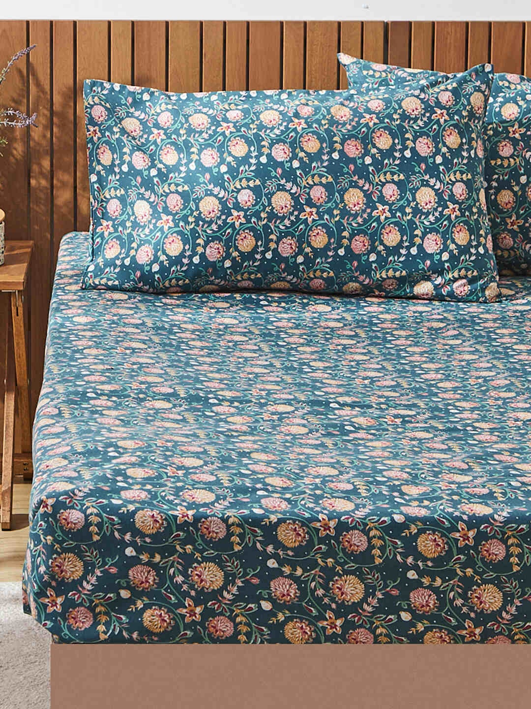 TEAL BY CHUMBAK Big Bloom Blue Floral Cotton 104 TC Queen Bedsheet With 2 Pillow Covers
TEAL BY CHUMBAK Big Bloom Blue Floral Cotton 104 TC Queen Bedsheet With 2 Pillow Covers