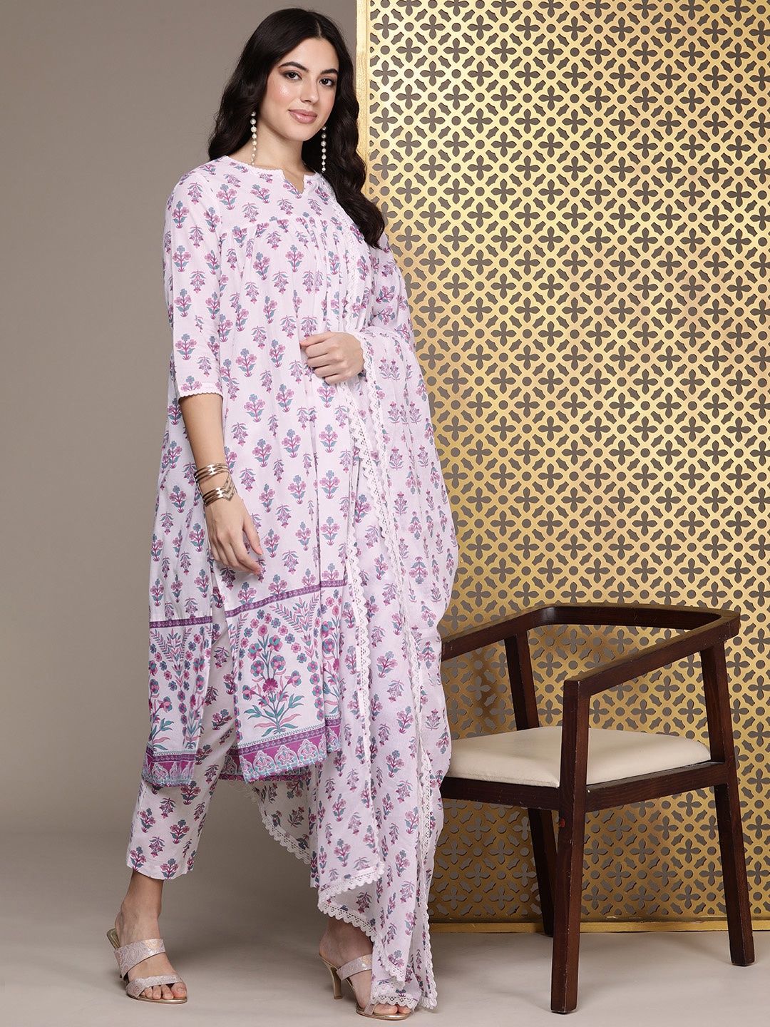 House of Pataudi Women Jashn Floral Printed Pure Cotton Kurta With Trousers & Dupatta, White
House of Pataudi Women Jashn Floral Printed Pure Cotton Kurta With Trousers & Dupatta, White