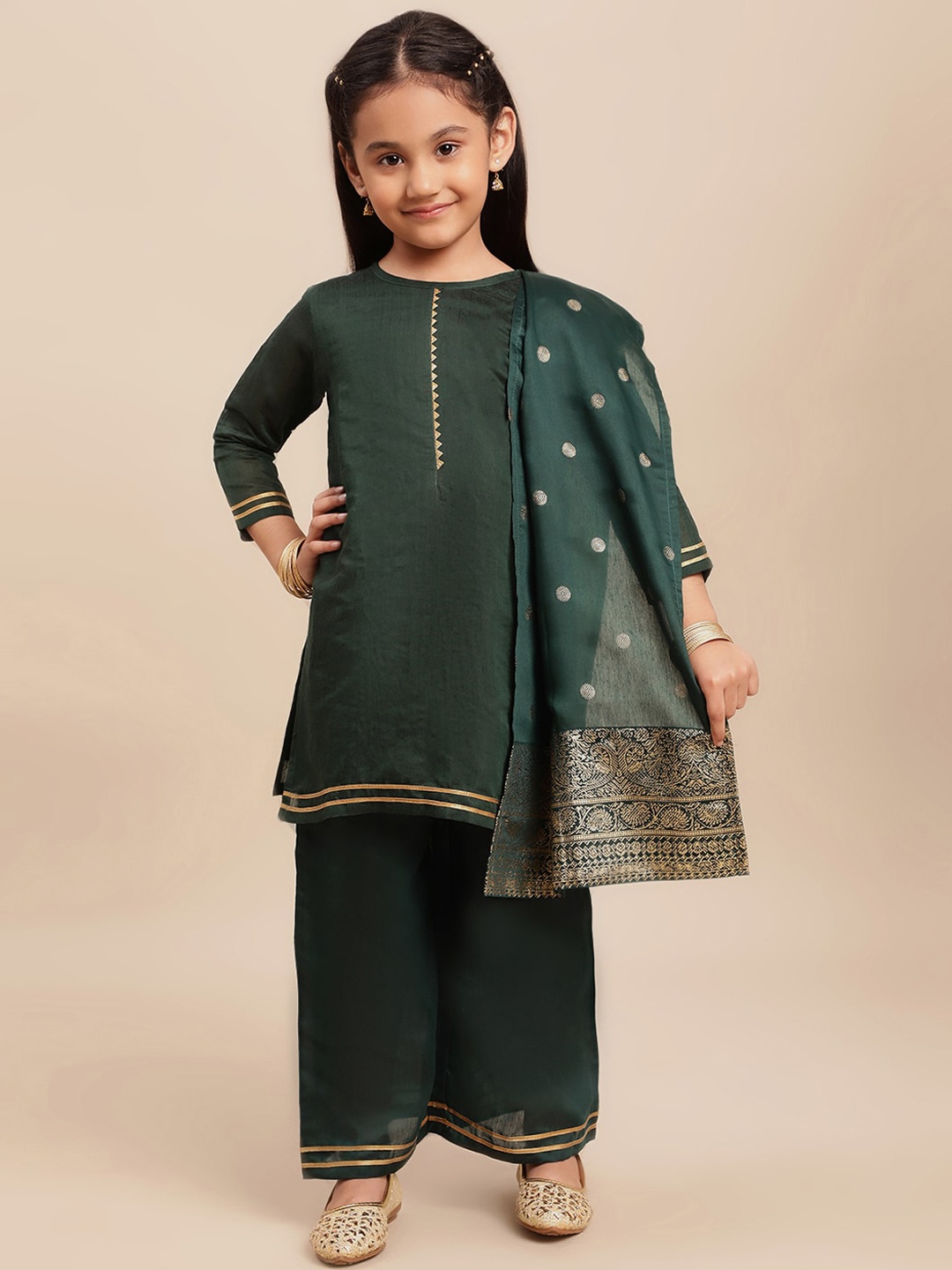 AHALYAA KIDS Girls Gotta Patti Chanderi Silk Kurta with Palazzos & With Dupatta, Green
AHALYAA KIDS Girls Gotta Patti Chanderi Silk Kurta with Palazzos & With Dupatta, Green