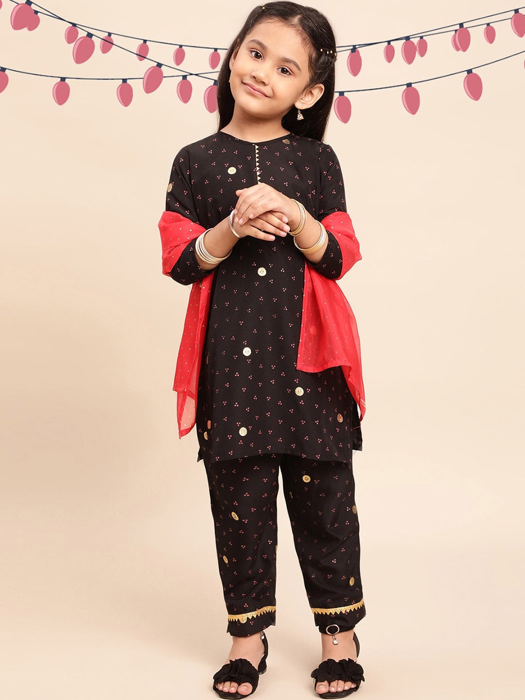 AHALYAA KIDS Girls Ethnic Motifs Printed Regular Kurta With Trousers & Dupatta, Black
AHALYAA KIDS Girls Ethnic Motifs Printed Regular Kurta With Trousers & Dupatta, Black