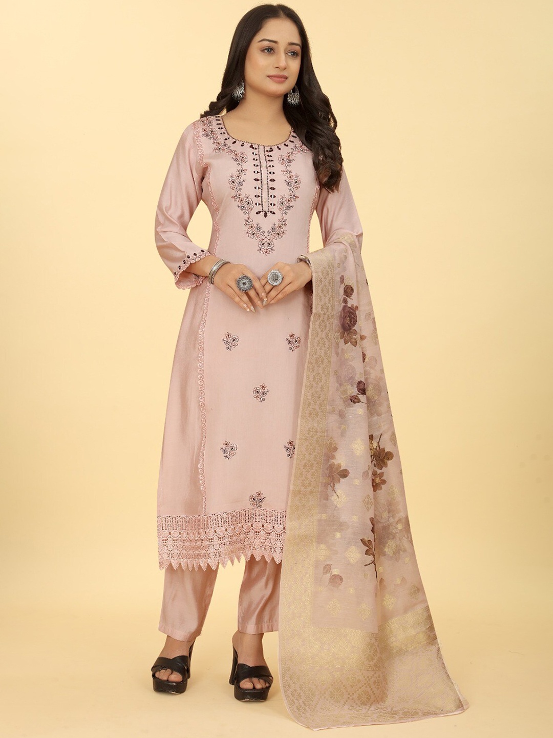 PEPPERYLOOK Floral Embroidered Mirror Work Straight Kurta With Trouser & Dupatta, Lavender
PEPPERYLOOK Floral Embroidered Mirror Work Straight Kurta With Trouser & Dupatta, Lavender