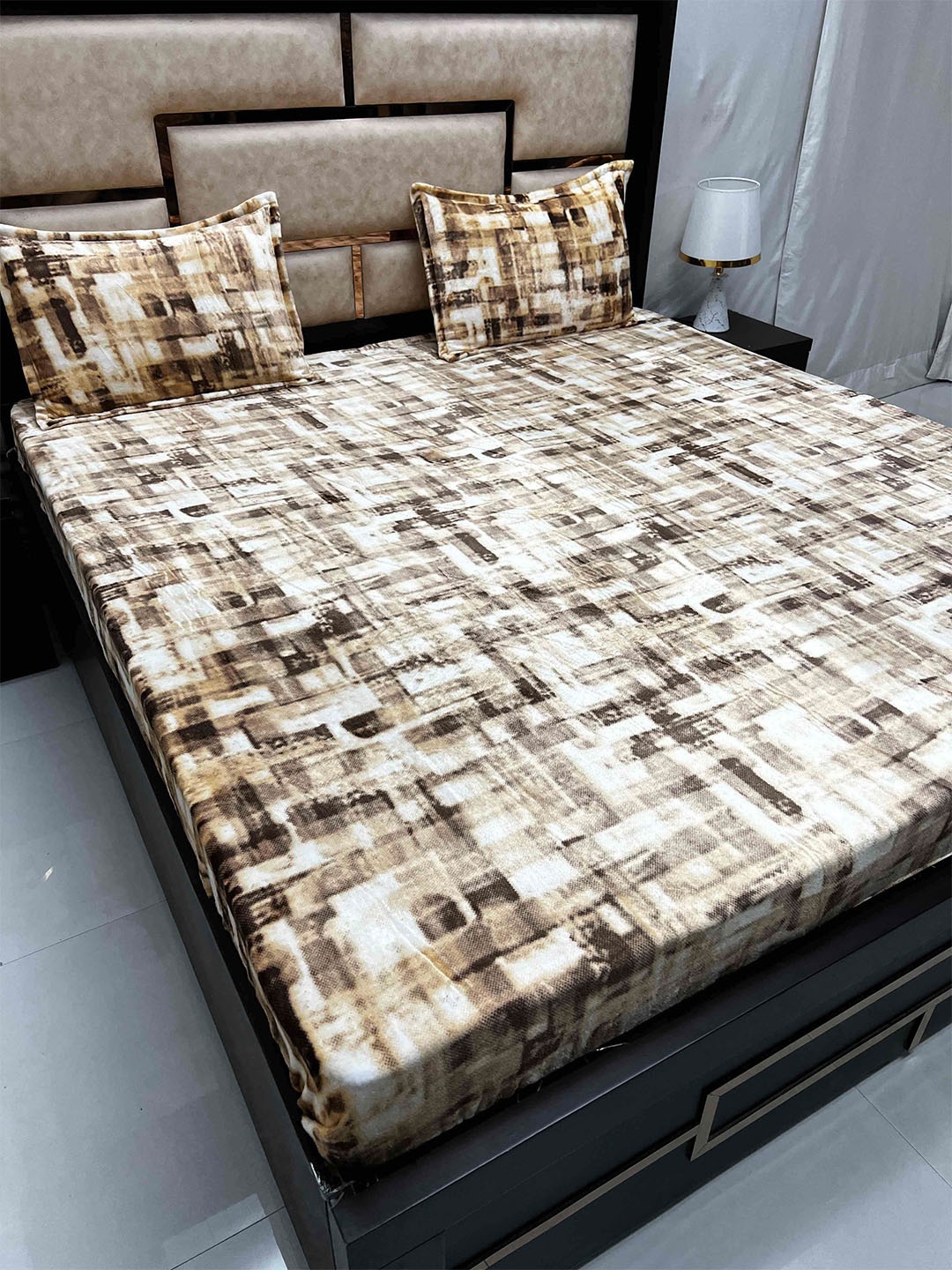 Pure Decor Brown & White Abstract Microfiber 300 TC King Bedsheet With 2 Pillow Covers
Pure Decor Brown & White Abstract Microfiber 300 TC King Bedsheet With 2 Pillow Covers