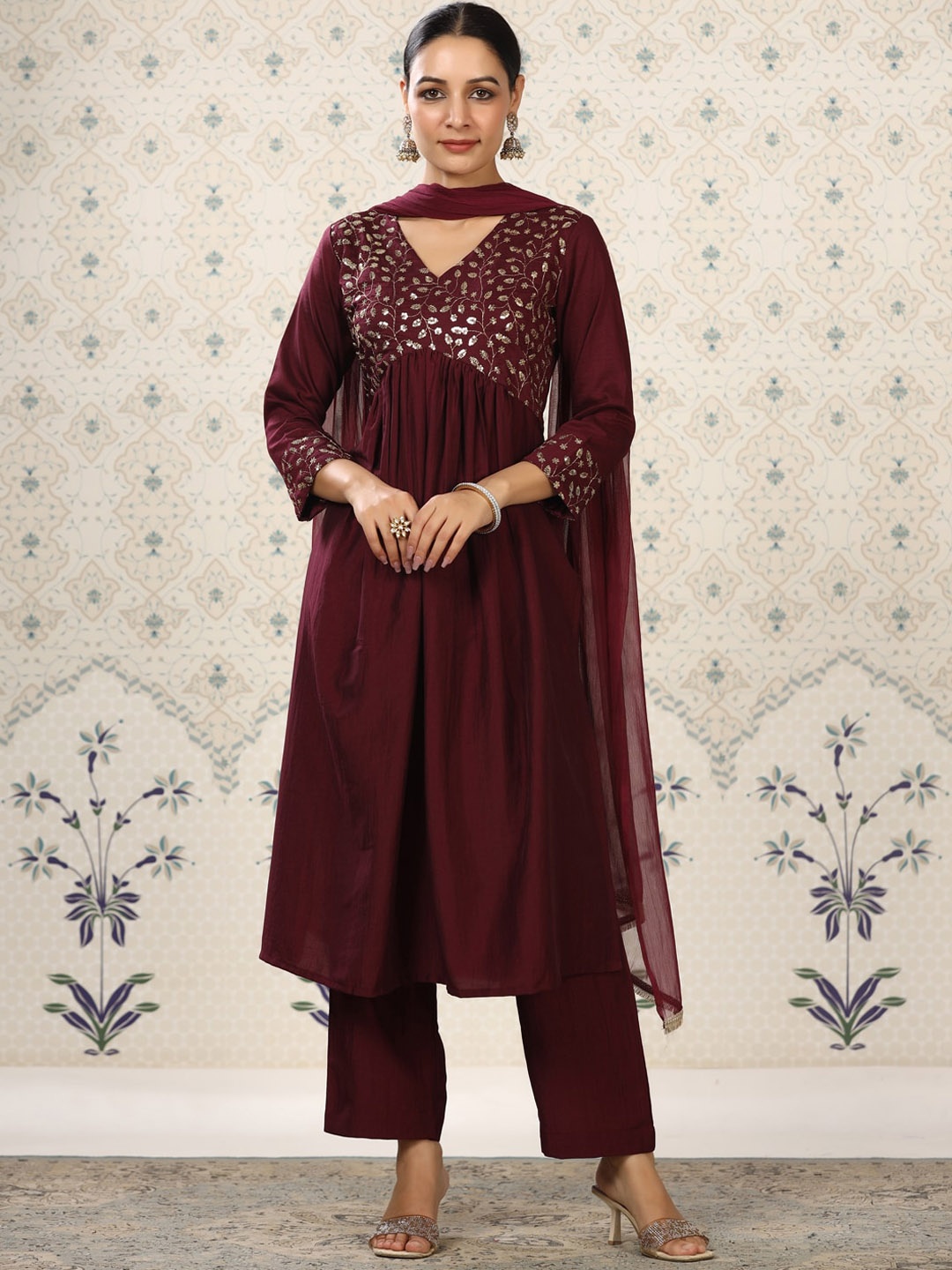 Ode by House of Pataudi Floral Yoke Design Sequinned Pleated Kurta With Trousers & Dupatta, Purple
Ode by House of Pataudi Floral Yoke Design Sequinned Pleated Kurta With Trousers & Dupatta, Purple