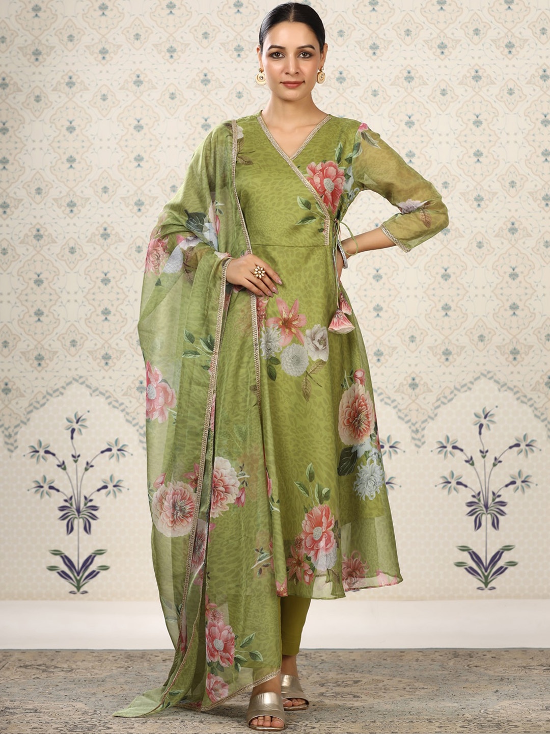 Ode by House of Pataudi Floral Printed Angrakha Kurta With Trousers & Dupatta, Green
Ode by House of Pataudi Floral Printed Angrakha Kurta With Trousers & Dupatta, Green