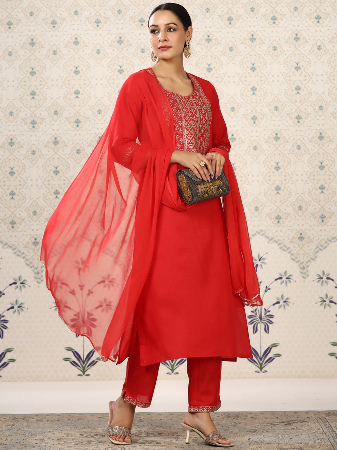 Ode by House of Pataudi Floral Embroidered Sequinned Kurta With Trousers & Dupatta, Red
Ode by House of Pataudi Floral Embroidered Sequinned Kurta With Trousers & Dupatta, Red