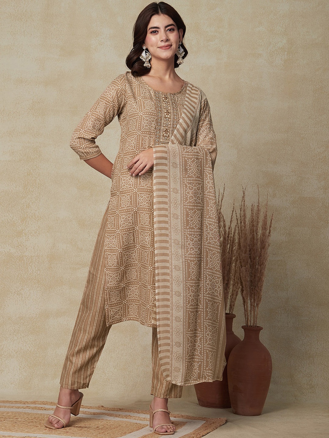 FASHOR Bandhani Ethnic Motifs Printed Regular Kurta with Trousers & With Dupatta, Beige
FASHOR Bandhani Ethnic Motifs Printed Regular Kurta with Trousers & With Dupatta, Beige