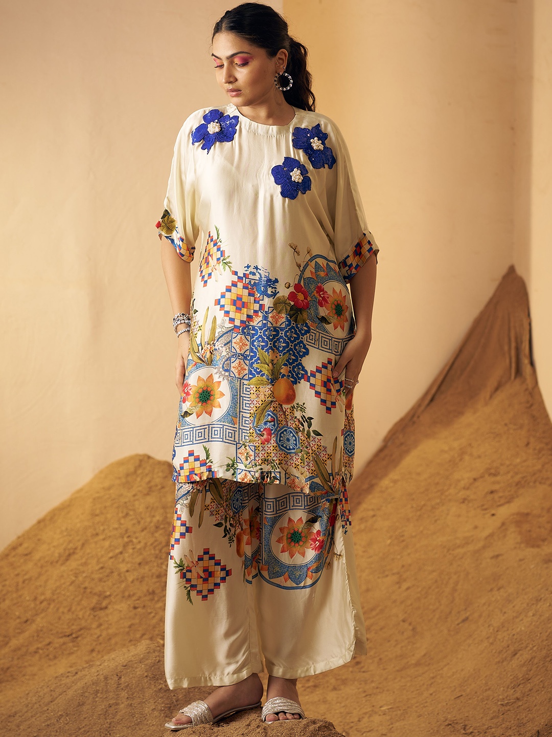 POSHAAK BY RADHEE MANGUKIYA Floral Printed Sequinned Satin Straight Kurta With Palazzo, Off white
POSHAAK BY RADHEE MANGUKIYA Floral Printed Sequinned Satin Straight Kurta With Palazzo, Off white