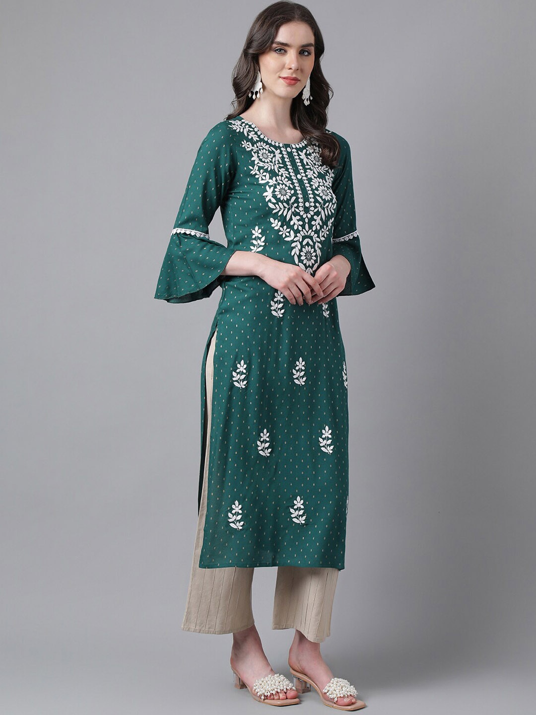 PURVIJA KURTIES Ethnic Motifs Embroidered Round Neck Thread Work Straight Kurta, Green
PURVIJA KURTIES Ethnic Motifs Embroidered Round Neck Thread Work Straight Kurta, Green