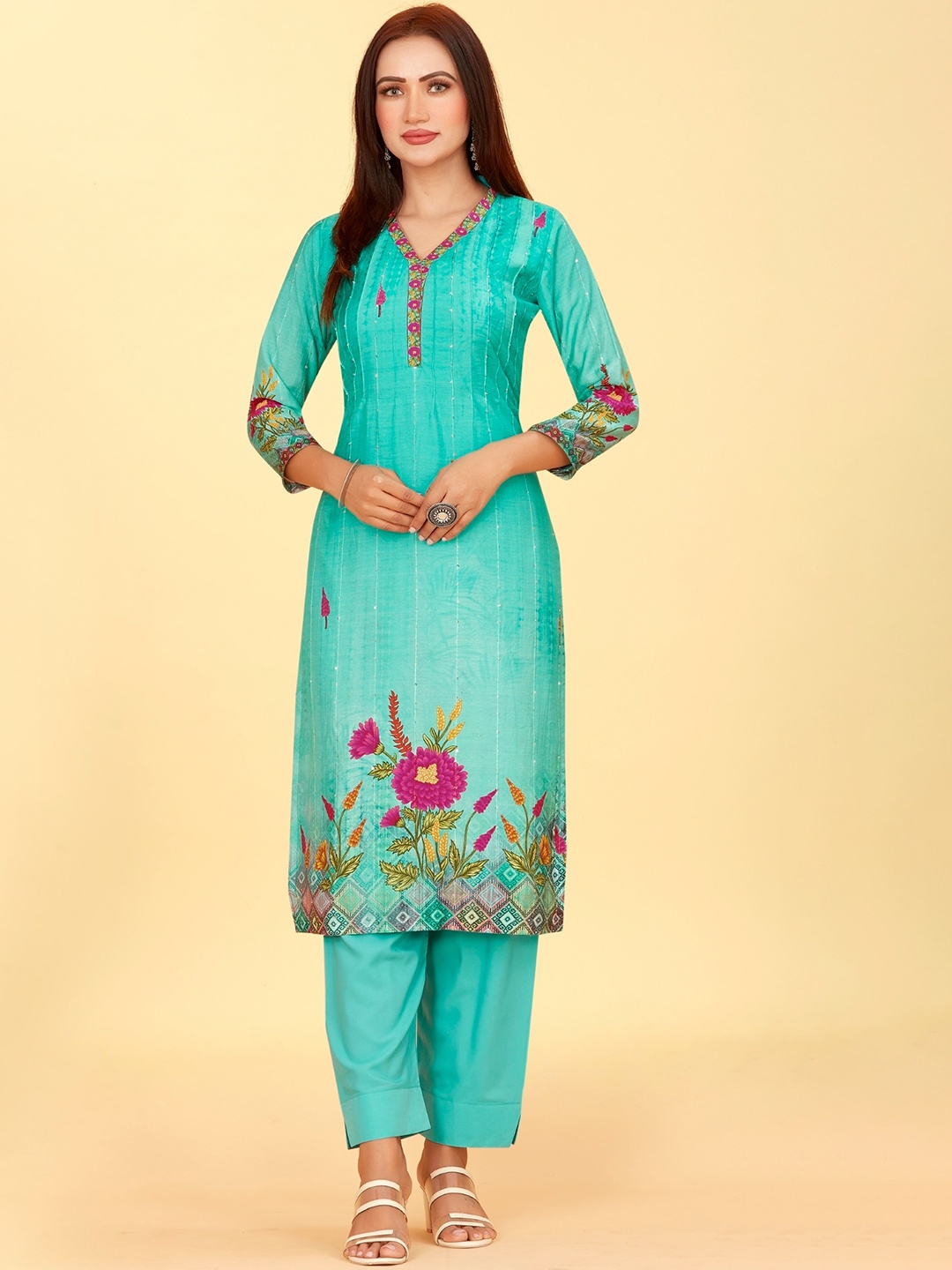 CHANSI Floral Printed Straight Chanderi Silk Top & Trousers With Dupatta, Turquoise blue
CHANSI Floral Printed Straight Chanderi Silk Top & Trousers With Dupatta, Turquoise blue