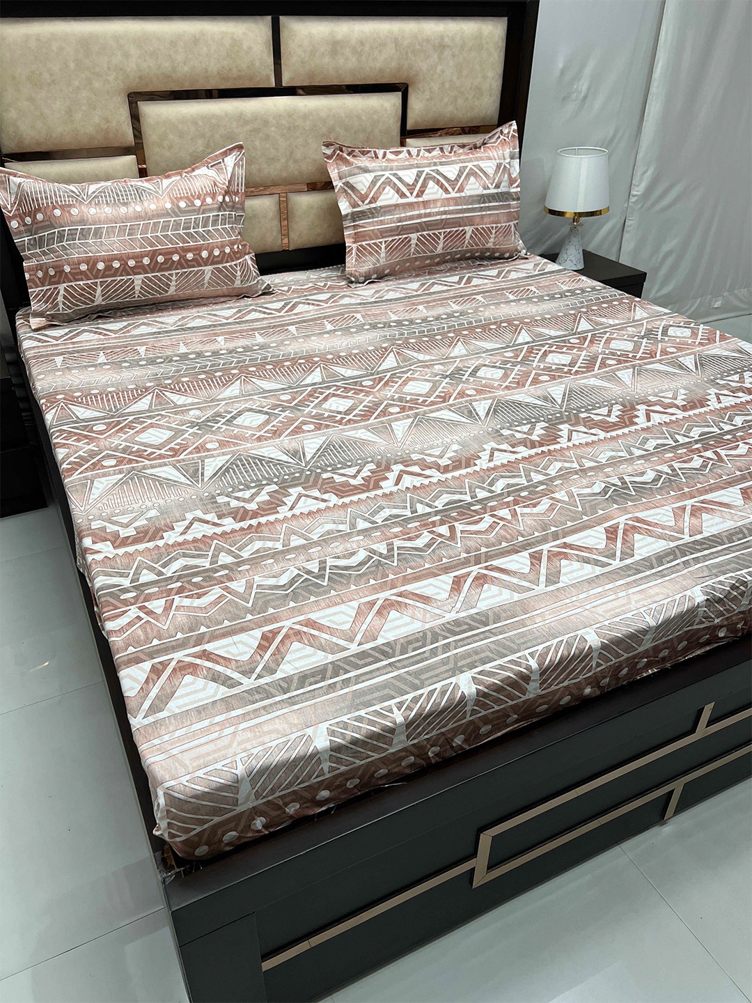 Pure Decor Gem White & Brown Geometric Cotton 260TC King Fitted Bedsheet & 2 Pillow Covers
Pure Decor Gem White & Brown Geometric Cotton 260TC King Fitted Bedsheet & 2 Pillow Covers