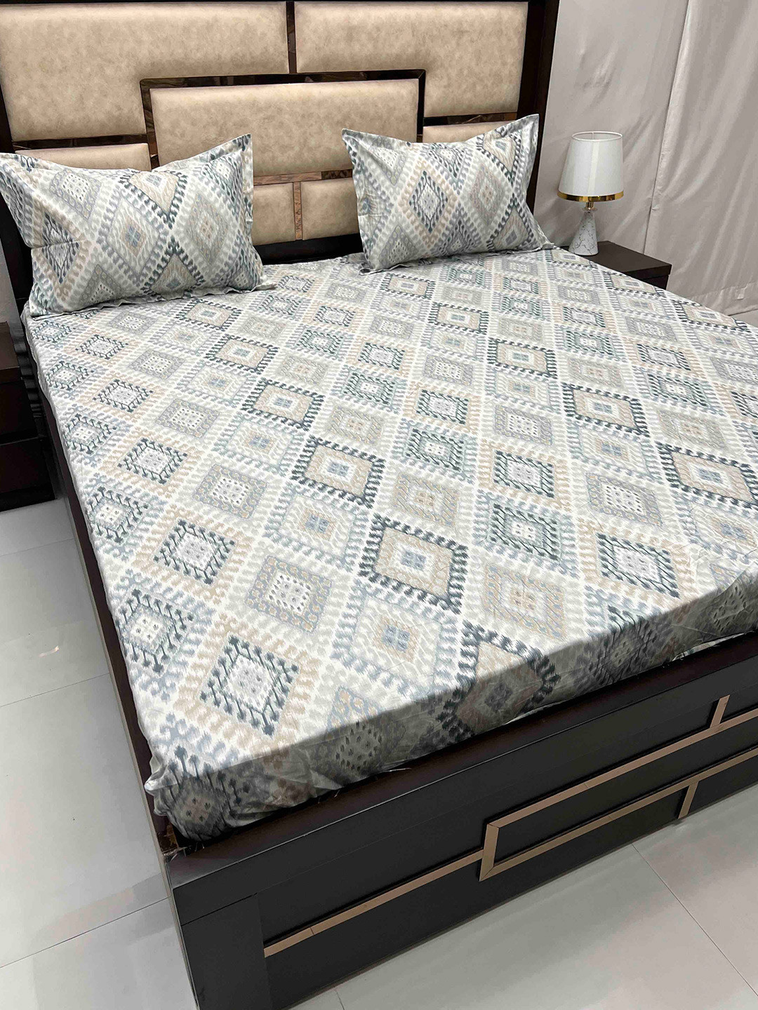 Pure Decor Gem Grey Geometric Cotton 260 TC King Fitted Bedsheet with 2 Pillow Covers
Pure Decor Gem Grey Geometric Cotton 260 TC King Fitted Bedsheet with 2 Pillow Covers
