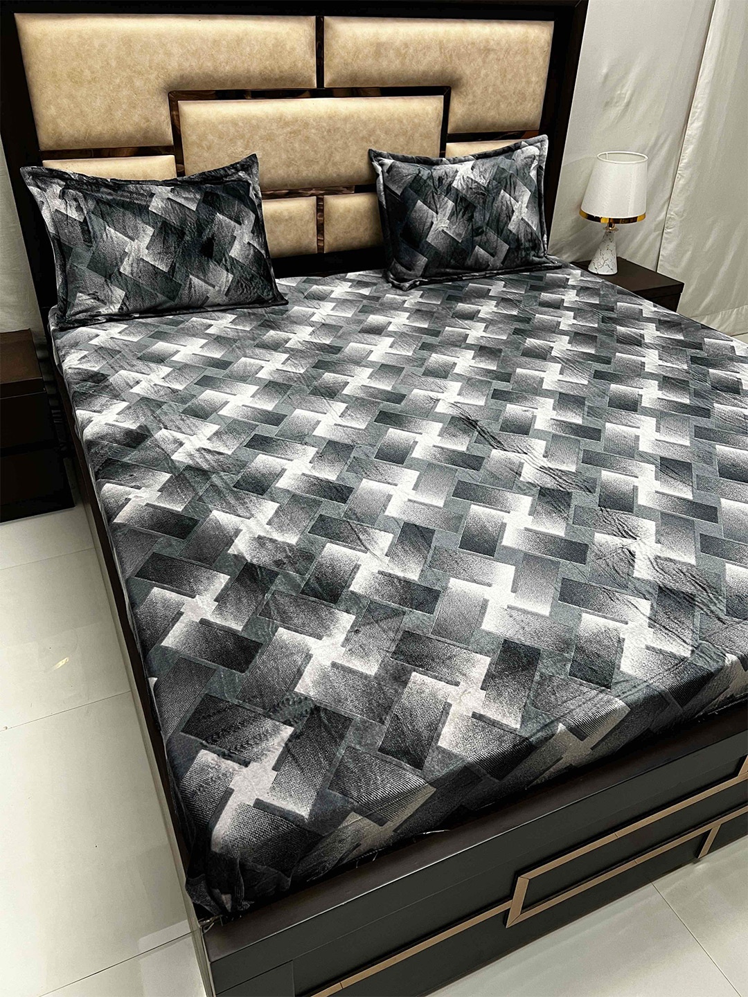 Pure Decor Cozy Black & White Geometric 260 TC Super King Bedsheet With 2 Pillow Covers
Pure Decor Cozy Black & White Geometric 260 TC Super King Bedsheet With 2 Pillow Covers