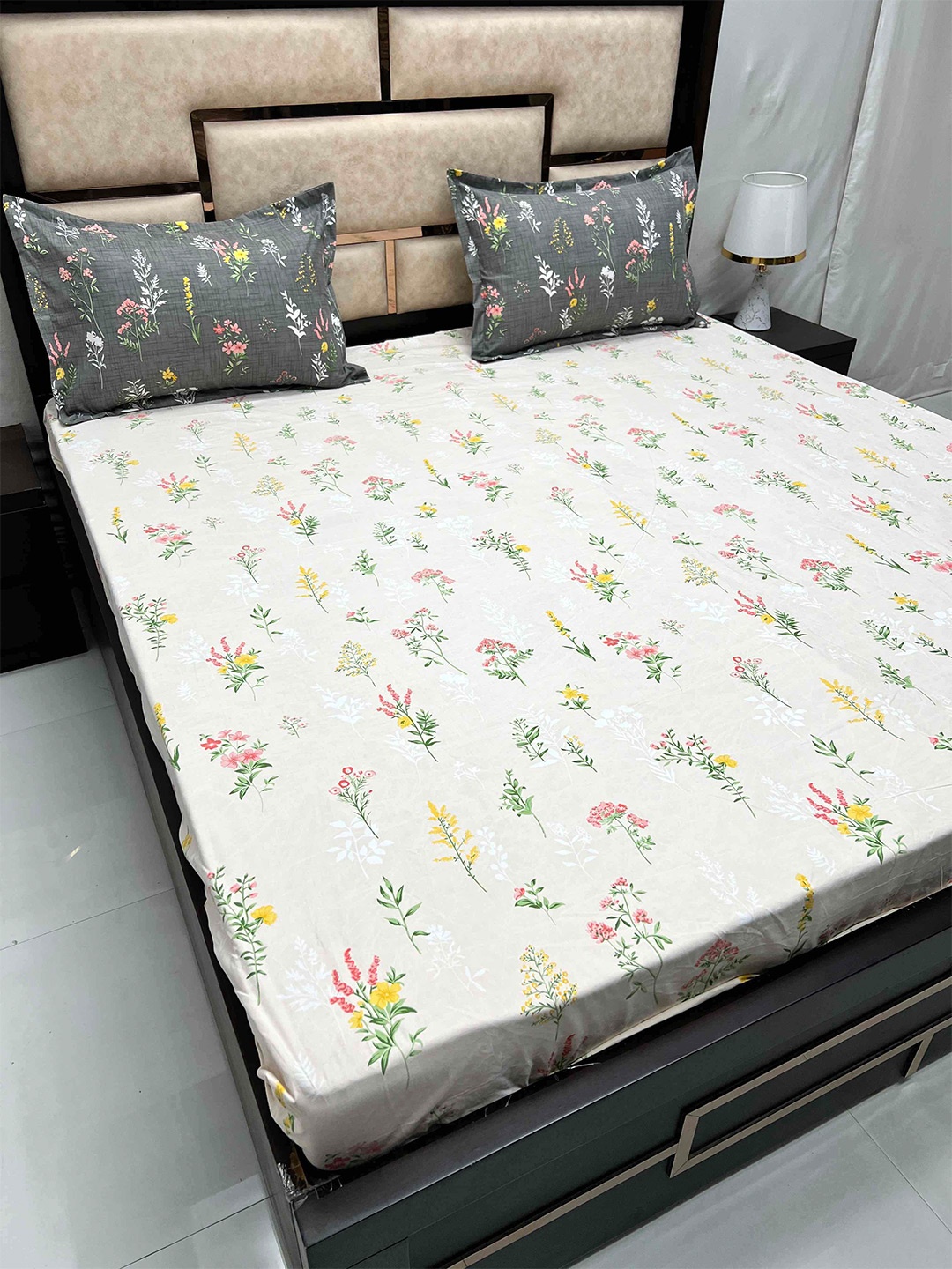 Pure Decor Manor White Floral Fitted 186 TC Super King Bedsheet with 2 Pillow Covers
Pure Decor Manor White Floral Fitted 186 TC Super King Bedsheet with 2 Pillow Covers