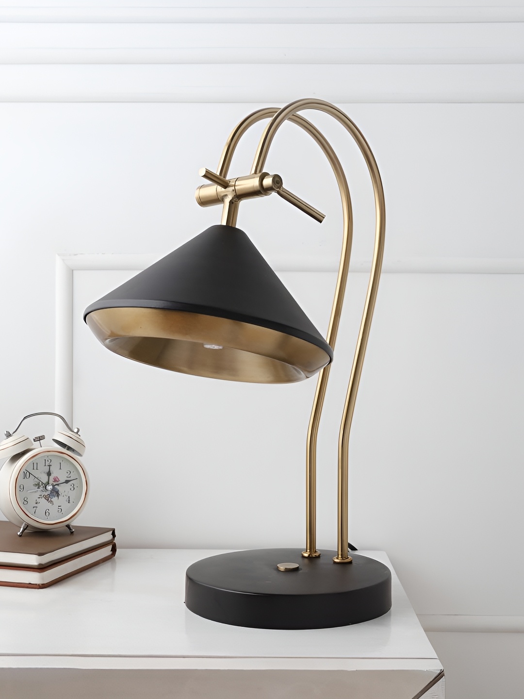 Decor de Maison The "Shelby Gold-Toned & Black Triangle Shaped Aluminium Table Lamps
Decor de Maison The "Shelby Gold-Toned & Black Triangle Shaped Aluminium Table Lamps