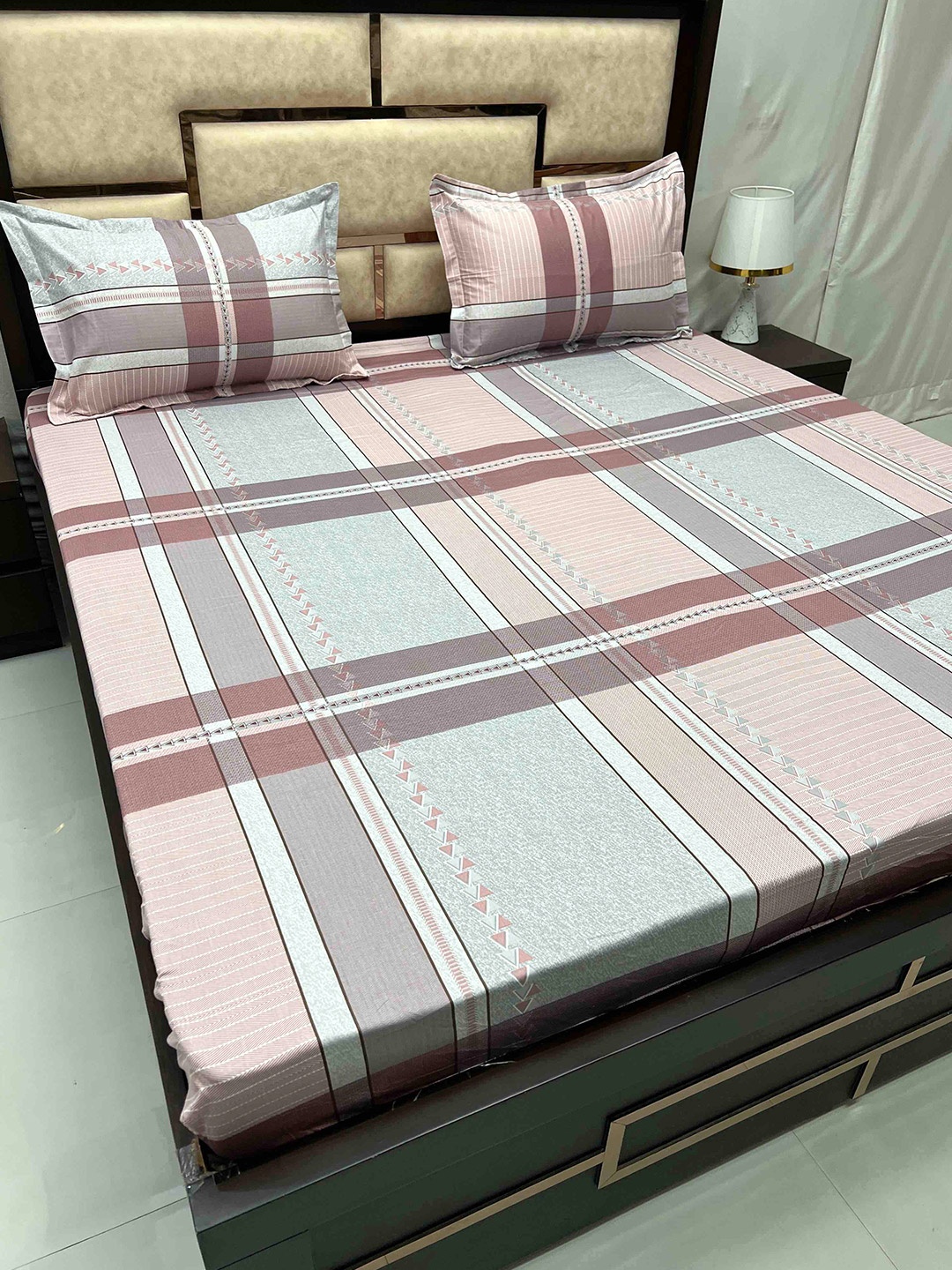 Pure Decor Royal Velar Pink & Grey Geometric Cotton 350 TC King Bedsheet & 2 Pillow Covers
Pure Decor Royal Velar Pink & Grey Geometric Cotton 350 TC King Bedsheet & 2 Pillow Covers