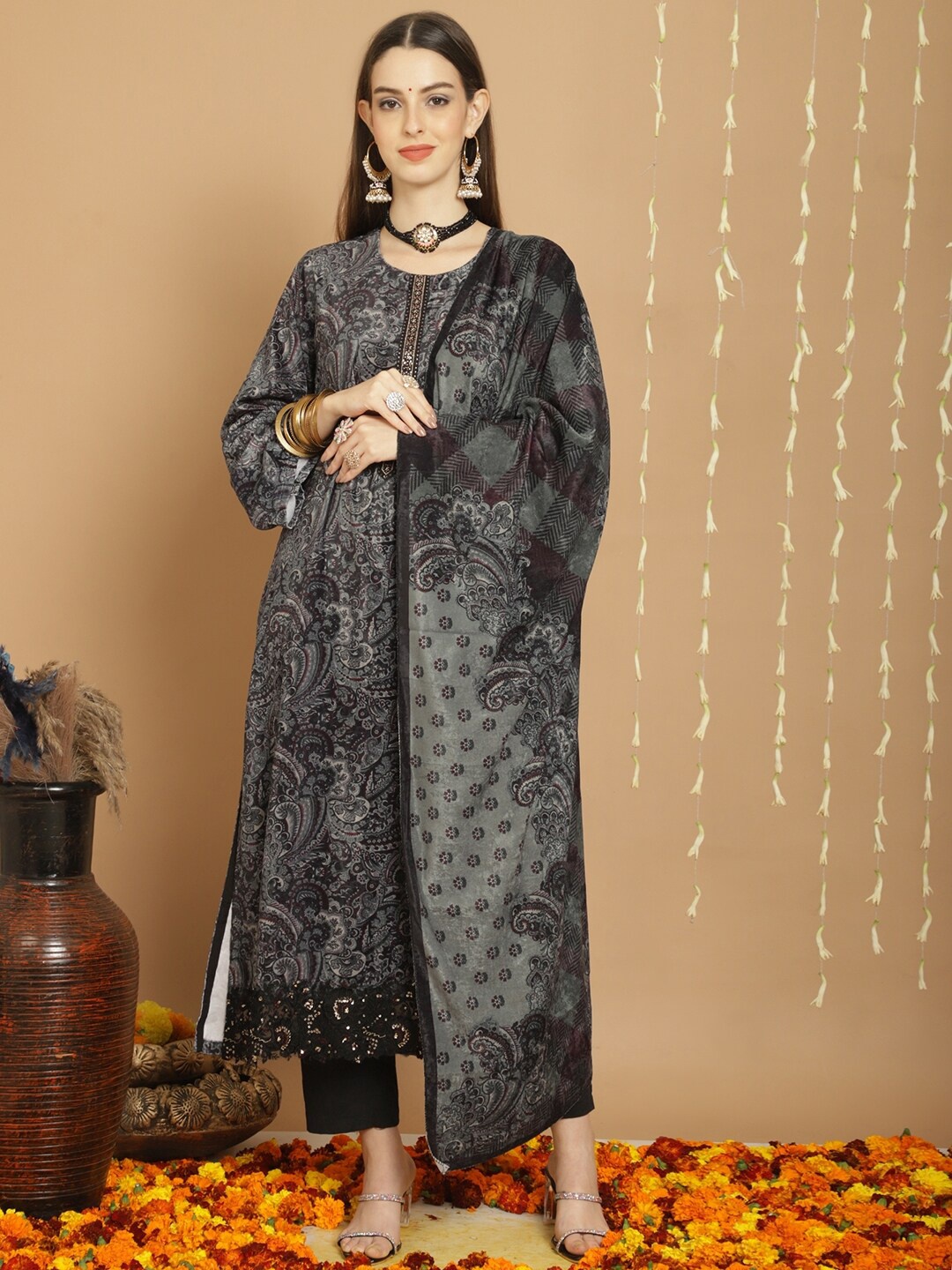 Stylee LIFESTYLE Ethnic Motifs Printed Sequinned Velvet Unstitched Dress Material, Green
Stylee LIFESTYLE Ethnic Motifs Printed Sequinned Velvet Unstitched Dress Material, Green