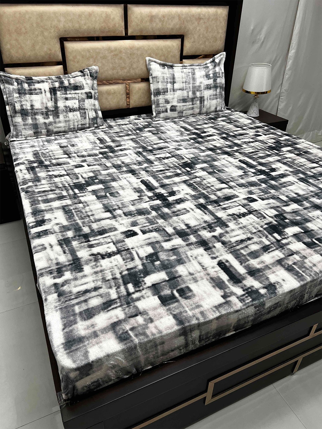 Pure Decor Cozy Black Abstract 130 TC Super King Bedsheet With 2 Zipper Pillow Covers
Pure Decor Cozy Black Abstract 130 TC Super King Bedsheet With 2 Zipper Pillow Covers