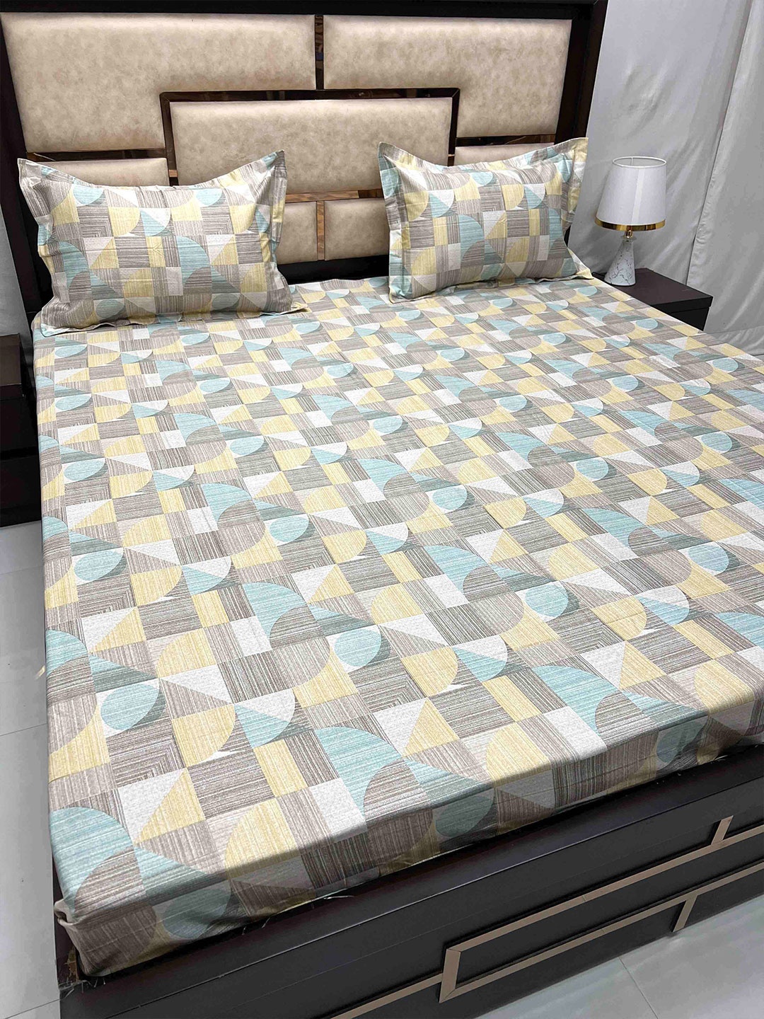 Pure Decor White & Yellow Geometric Pure Cotton 350 TC King Bedsheet with 2 Pillow Covers
Pure Decor White & Yellow Geometric Pure Cotton 350 TC King Bedsheet with 2 Pillow Covers