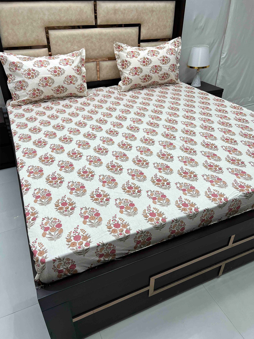 Pure Decor Villa White Red Geometric 330 TC Cotton King Bedsheet with 2 Pillow Covers
Pure Decor Villa White Red Geometric 330 TC Cotton King Bedsheet with 2 Pillow Covers