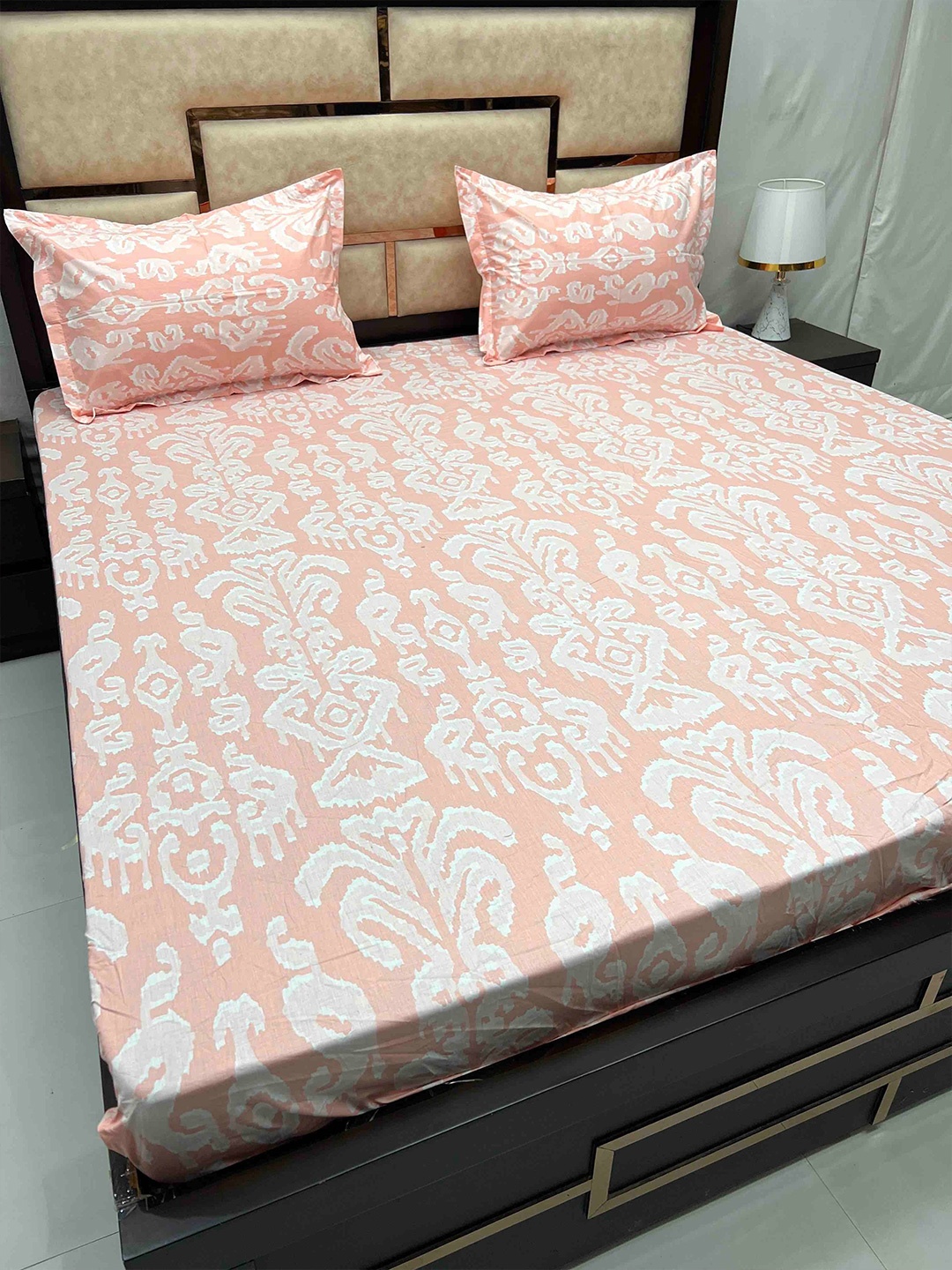 Pure Decor villa Peach White Geometric 330 TC Cotton King Bedsheet with 2 Pillow Covers
Pure Decor villa Peach White Geometric 330 TC Cotton King Bedsheet with 2 Pillow Covers