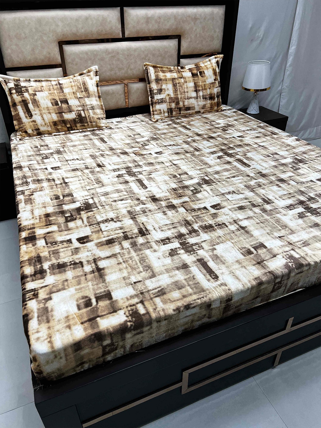Pure Decor Brown Microfiber 120 TC Super King Bedsheet & 2 Pillow Covers with Zipper
Pure Decor Brown Microfiber 120 TC Super King Bedsheet & 2 Pillow Covers with Zipper