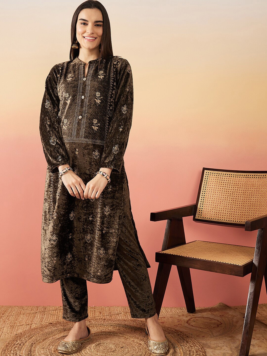 HK colours of fashion Floral Embroidered Mandarin Collar Velvet Kurta with Trousers, Green
HK colours of fashion Floral Embroidered Mandarin Collar Velvet Kurta with Trousers, Green